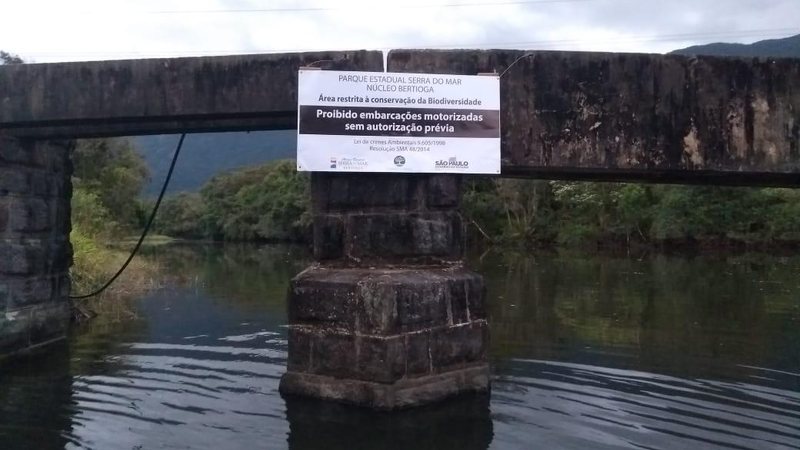 Na antiga ponte sobre o rio há uma placa de proibição fixada pela Fundação Florestal (FF) - Reprodução/Vídeo