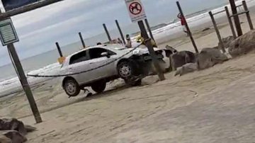 Morador ataca veículo e motorista bate ao tentar atropelá-lo no Guaraú - Reprodução
