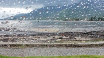 Além de praias fechadas ou com forte recomendação de não serem frequentadas, perspectiva é de que haja chuva na região da Baixada na tarde e noite do dia 31. - Ilhabela em dia de chuva (Imagem: Wikimedia Commons/Kathryn elizabeth loba collins)