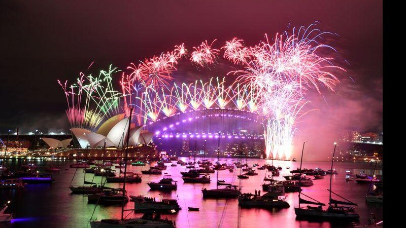 Fogos de artifício explodem no alto de ruas vazias, na Austrália - © AAP Image for NSW Government/Mick Tsikas/Direitos reservados