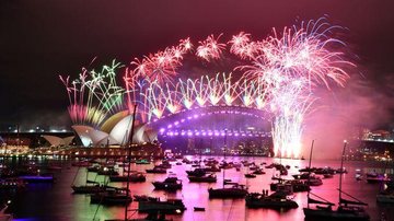 Fogos de artifício explodem no alto de ruas vazias, na Austrália - © AAP Image for NSW Government/Mick Tsikas/Direitos reservados