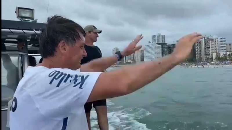 Bolsonaro passeia de barco em Praia Grande e vai até simpatizantes a nado - Reprodução