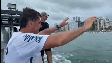 Bolsonaro passeia de barco em Praia Grande e vai até simpatizantes a nado - Reprodução