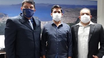 Vereadores Oswaldo Pimenta de Mello Neto, o China (à esquerda), e Islando Ramos Pessoa, o Bigode (à direita). Ao centro, o presidente da Câmara, Tato Aguilar - Foto: Câmara Municipal de Caraguatatuba.