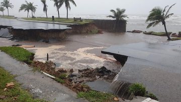 Cratera na avenida Mario Covas Junior, Jardim Beira-Mar, Peruíbe Chuvas em Peruíbe: tempestade abriu crateras e deixou 20 pessoas desabrigadas - Enviado via WhatsApp