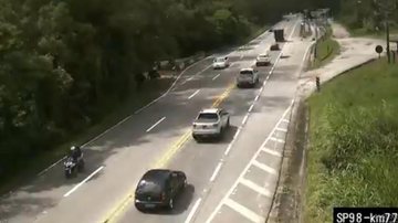 Km 77 da Rodovia Mogi-Bertioga na manhã deste domingo, 03. Sentido Mogi flui com intensidade. - Foto: DER-SP