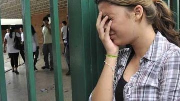 Demora de ônibus está entre os principais fatores que fazem os participantes perderem a prova. Foto : estudante atrasada por demora de ônibus no ENEM 2013 - José Cruz/AGÊNCIA BRASIL - José Cruz/AGÊNCIA BR