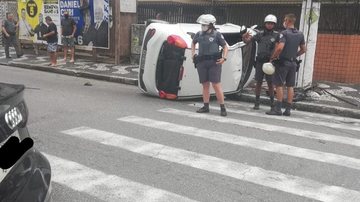 Gestante colide veiculo e capota em São Vicente - Divulgação