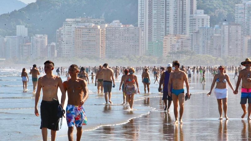 Imagem Banhistas são flagrados sem máscara e aglomerados nas praias da Baixada Santista