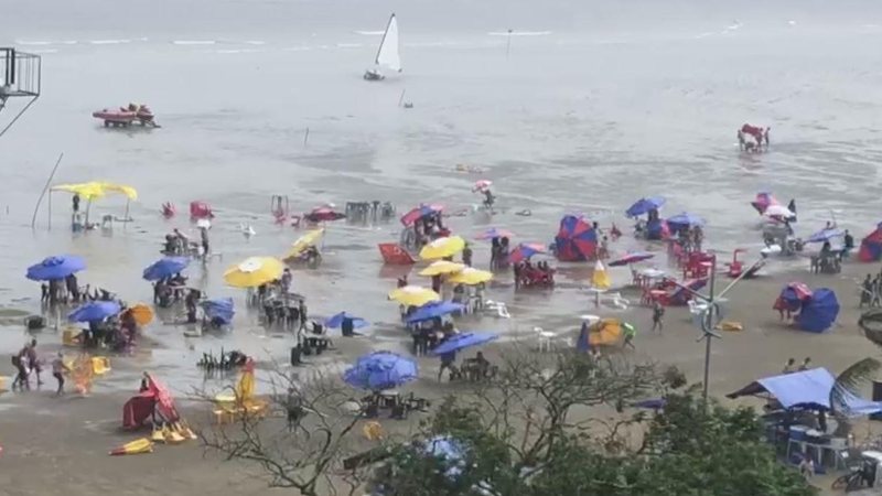 Vendaval espanta turistas na praia da Enseada, em Bertioga - Reprodução