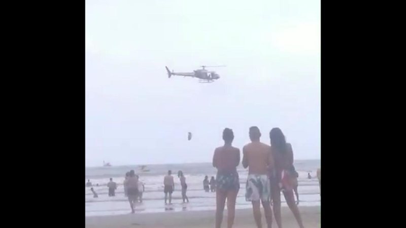 Aeronave quase tocou na superfície do mar para salvar vítimas e deixou banhistas boquiabertos - Foto: Reprodução / Redes Sociais