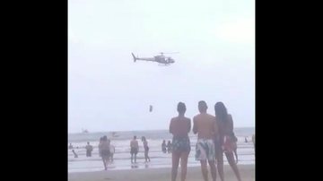Aeronave quase tocou na superfície do mar para salvar vítimas e deixou banhistas boquiabertos - Foto: Reprodução / Redes Sociais