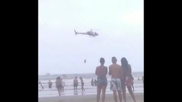 Aeronave quase tocou na superfície do mar para salvar vítimas e deixou banhistas boquiabertos - Foto: Reprodução / Redes Sociais