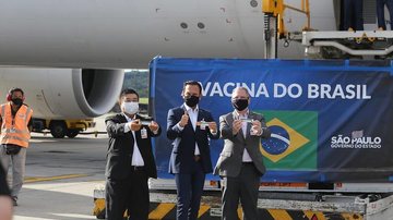 Chegada do novo lote da Coronavac, em 30 de dezembro de 2020. Da esquerda para a direita, secretário estadual de saúde paulista, Jean Gorinchteyn, governador de São Paulo, João Doria e superintendente da Fundação Butantan, Reinaldo Sato - Foto: Reprodução / Governo Estadual