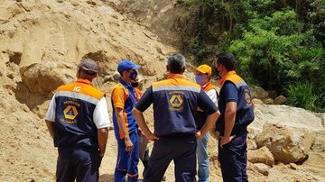 Técnicos do IG e Defesa Civil do Estado vistoriam área afetada no bairro Cidade Jardim, em Caraguatatuba - Foto: Cláudio Gomes/PMC