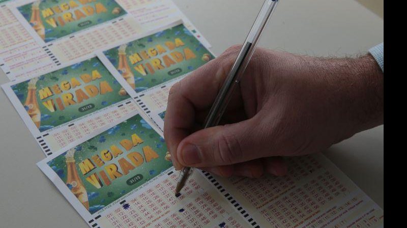 Mega da Virada 2020: duas apostas acertaram as seis dezenas - © Marcello Casal JrAgência Brasil