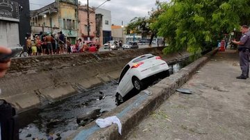 Motorista atropela quatro pessoas e cai em canal de Santos - Enviado via WhatsApp