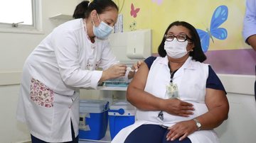 Auxiliar de enfermagem recebe a primeira dose da vacina em Guarujá - Hélder Lima/PMG