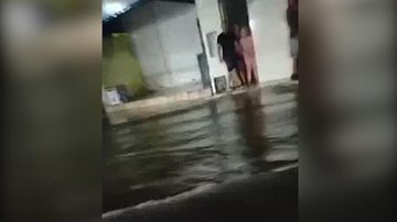 Moradores ilhados na Avenida Agenor de Campos, em Mongaguá, no litoral paulista. 85mm de chuva em 24 horas. - Foto: Reprodução / Web