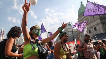 Manifestantes a favor do aborto protestam diante do Congresso argentino, nesta terça-feira, 29. - Foto: Agustin Marcarian / Reuters