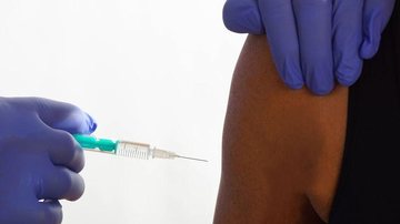 Governo de SP distribui 305 mil vacinas contra covid-19 para 28 locais - © CHROMORANGE / Matthias Stolt/Direitos reservados