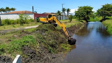 Serviço de limpeza no Rio do Poço, em Itanhaém Itanhaém tem média de 155mm de chuvas nas últimas 24 horas - Arquivo/Prefeitura de Itanhaém