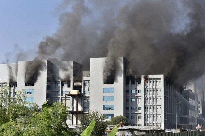 Incêndio se alastrando na sede do Instituo Serum - Foto: AFP