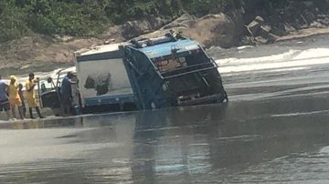 Coletores conseguiram retirar o veículo após a baixa da maré - Reprodução/Guarujá Mil Graus