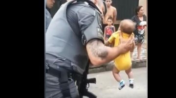 Momento em que o sargento Wladislau confere os sinais vitais da criança - Reprodução/Polícia Militar