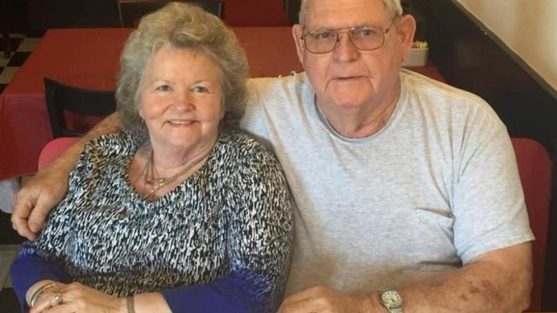 Sherwood Pope, 82, e sua esposa Doris, 78, após cerca de duas semanas de internação, morreram em 14 de dezembro, em hospital no sudeste dos Estados Unidos, "lado a lado e de mãos dadas", disse a família em um obituário público - Foto: acervo familiar / reprodução