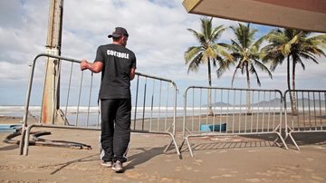 Santos terá megaoperação de Réveillon com praias interditadas. - Gradis sendo colocados em Praia de Santos. Foto: Anderson Bianchi