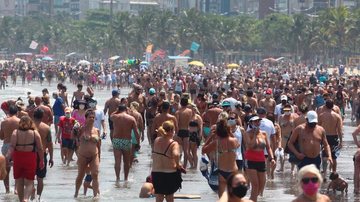 Até 1,23 milhão de veículos podem se deslocar para o litoral paulista durante período festivo - Praia de Santos, em setembro. Foto: Matheus Tagé / A Tribuna Jornal