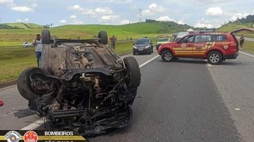 Acidente com três carros mata homem e deixa feridos na Tamoios - Foto: Divulgação/Corpo de Bombeiros