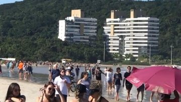 Banhistas aglomerados durante a pandemia na Riveira de São Lourenço, praia de luxo em Bertioga. - Foto: G1 Santos