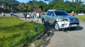 VÍDEO | Motociclista colide com Hilux, é arremessado e morre em Boiçucanga - Enviado via WhatsApp