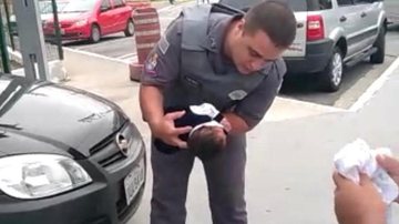 Menino de 12 anos foi salvo graças à técnica do policial em aplicar a manobra de heimlich - Divulgação/Polícia Militar