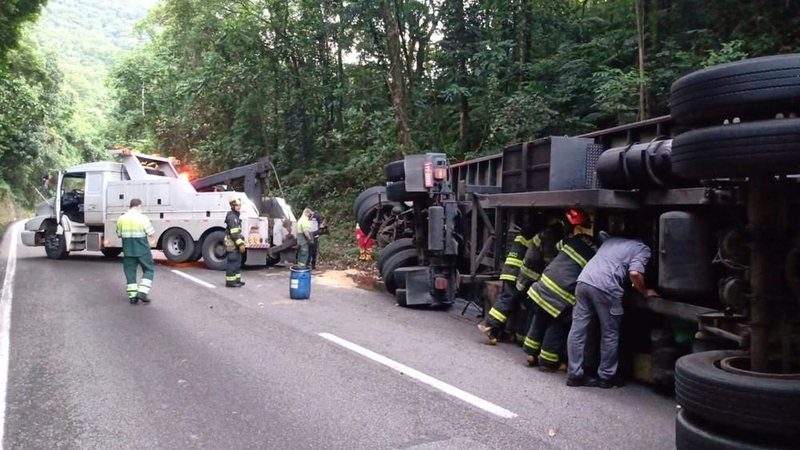 Carreta tombou na altura no trecho de serra, sentido litoral, na altura do km 50,8. - Foto: Divulgação/Polícia Militar Rodoviária
