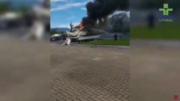 Barco pegou fogo na manhã desta segunda-feira, 28, em garagem náutica, em Bertioga, litoral paulista - Foto: Sistema Costa Norte