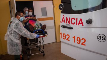 Paciente sendo socorrido em Araraquara, SP. Cidade foi uma das primeiras a registrar casos de variante amazonense do coronavírus Araraquara - UPA Vila Xavier - Foto: Bruno Santos/Folhapress