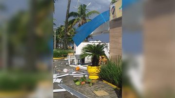 Ventania e forte chuva destroem quiosques em Guarujá - Reprodução/TV Guarujá News
