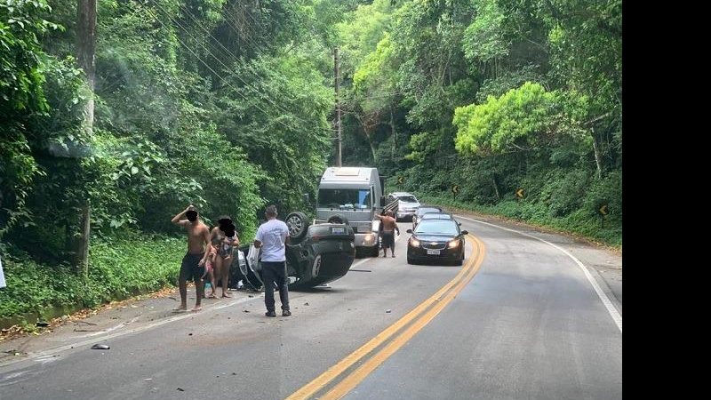 Carro capota com casal e duas crianças - Foto: Divulgação/Portal Radar Litoral
