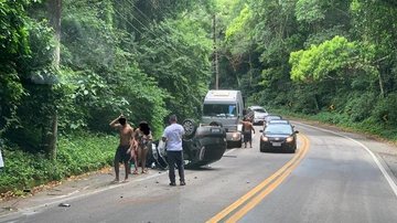 Carro capota com casal e duas crianças - Foto: Divulgação/Portal Radar Litoral