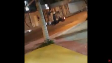 Policial em serviço foi empinar moto e acabou caindo. Veja vídeo abaixo - Foto: Reprodução / Redes Sociais