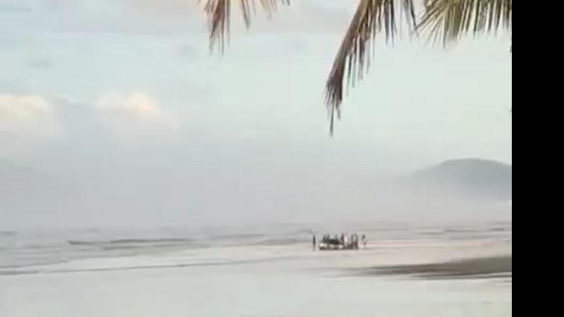 Carro atola na areia em praia de Bertioga - Reprodução