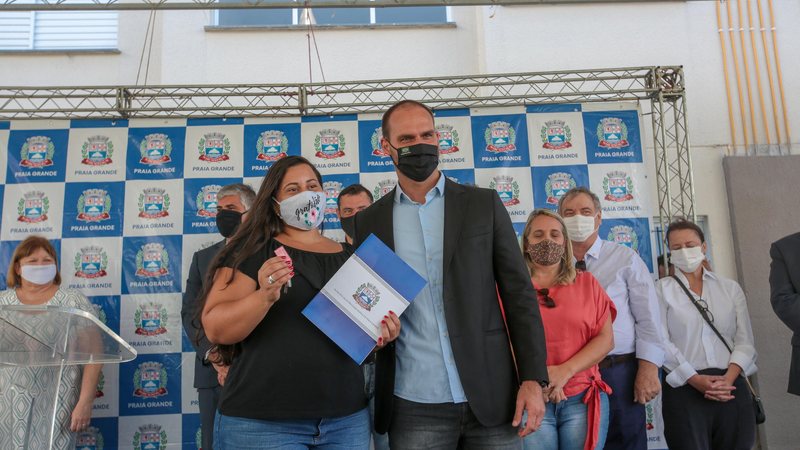 Eduardo Bolsonaro participa de entrega de moradias em Praia Grande - Divulgação/Prefeitura de Praia Grande