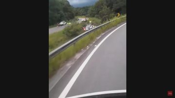 Motorista que seguia na direção contrária flagrou veículo tombado Caminhão betoneira tomba na rio santos Caminhão tombado - Reprodução web