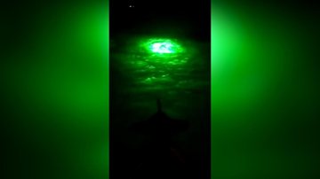 Luz verde, supostamente filmada por pescadores, provocou perplexidade nas redes sociais. Especialistas não acreditam que se trata de um animal marinho. Hipótese de vídeo ser uma montagem não está descartada Luz verde no mar do litoral paulista Luz verde no - Foto: Reprodução / Web
