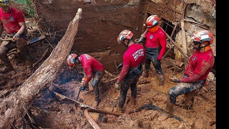 Governo libera R$ 450 milhões para lidar com estragos da chuva - © Divulgação/Corpo de Bombeiros de Minas Gerais