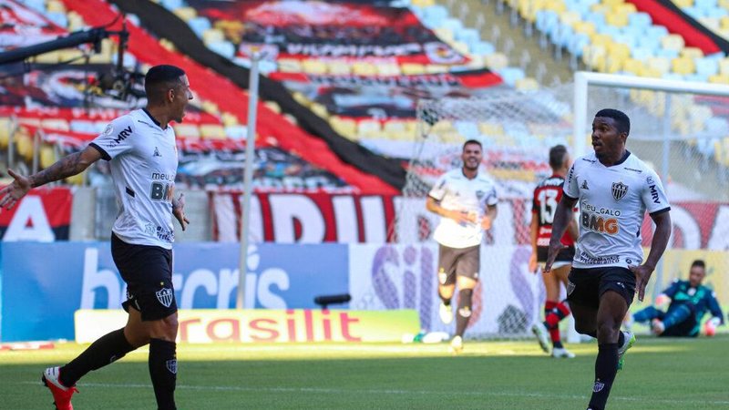 Atlético-MG treina para enfrentar o Fluminense; Keno aparece com braço imobilizado - Agência Galo / Atlético Mineiro