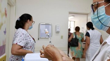 Vacinação de idosos com mais de 85 anos na USAFA Jardim dos Pássaros Guarujá antecipa vacinação de idosos de 80 a 84 anos - Foto: Divulgação / Prefeitura do Guarujá / Diego Marchi